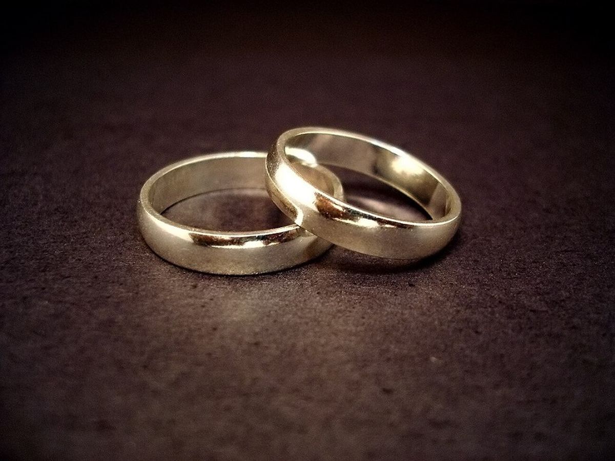 Los anillos son usado como símbolo en la celebración de una boda. Representa el compromiso entre las personas contrayentes.