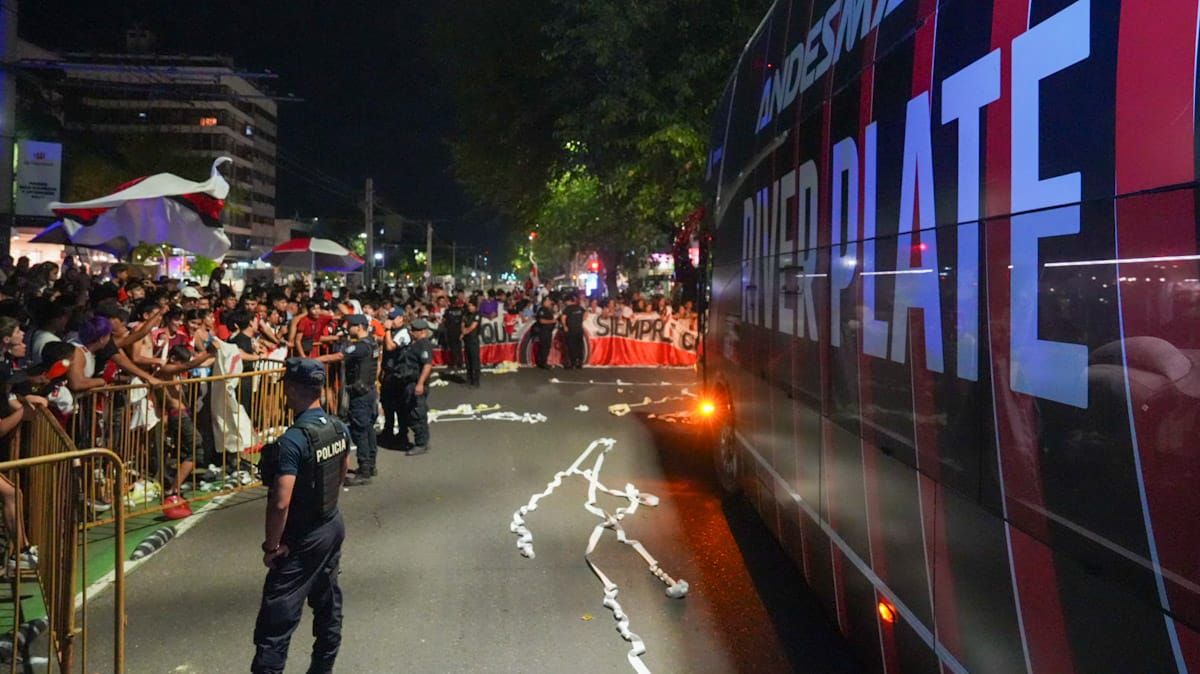 Cientos de hinchas de River recibieron a los jugadores.