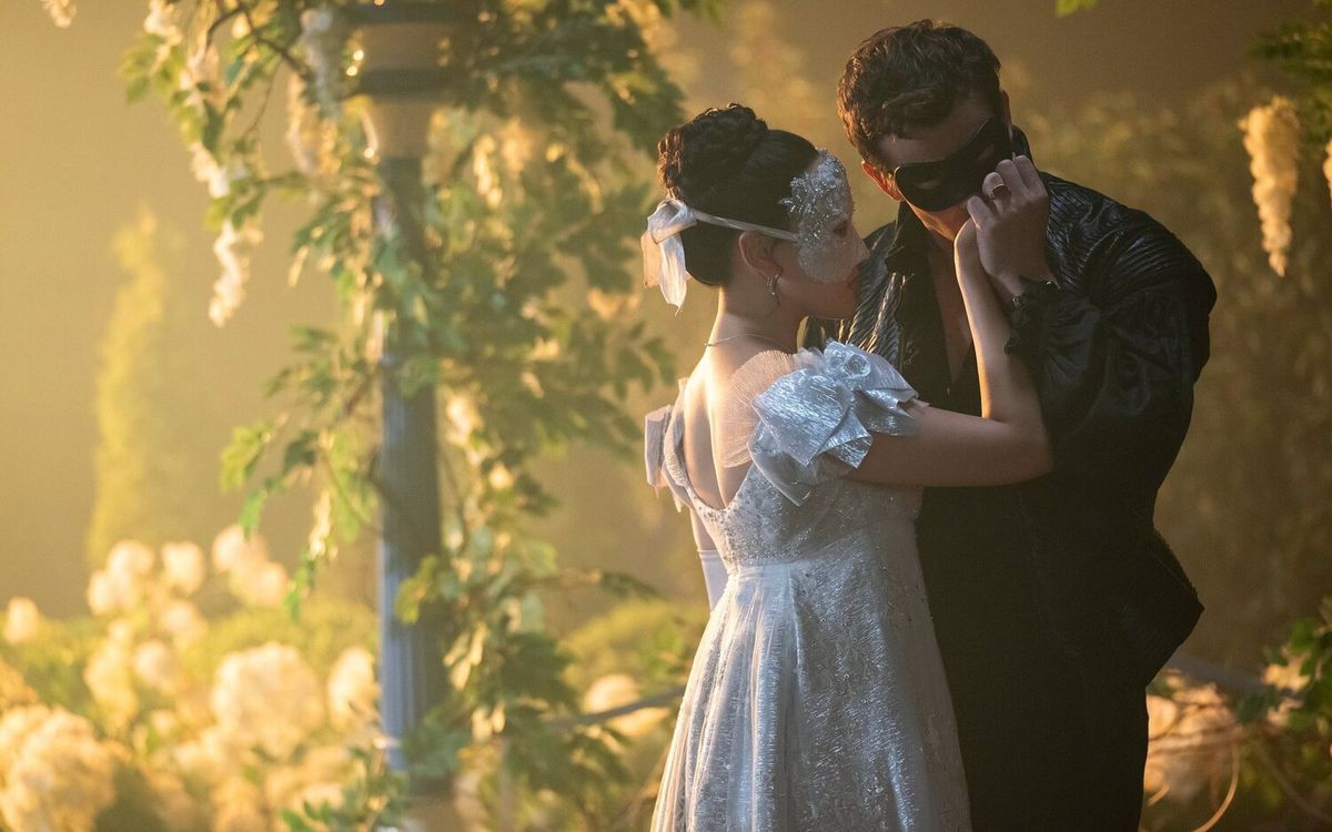 En Bridgerton 4, las amas de llaves y las criadas que eran muy buenas en su trabajo y muy capacitadas, ten&iacute;an un salario cada vez m&aacute;s alto.