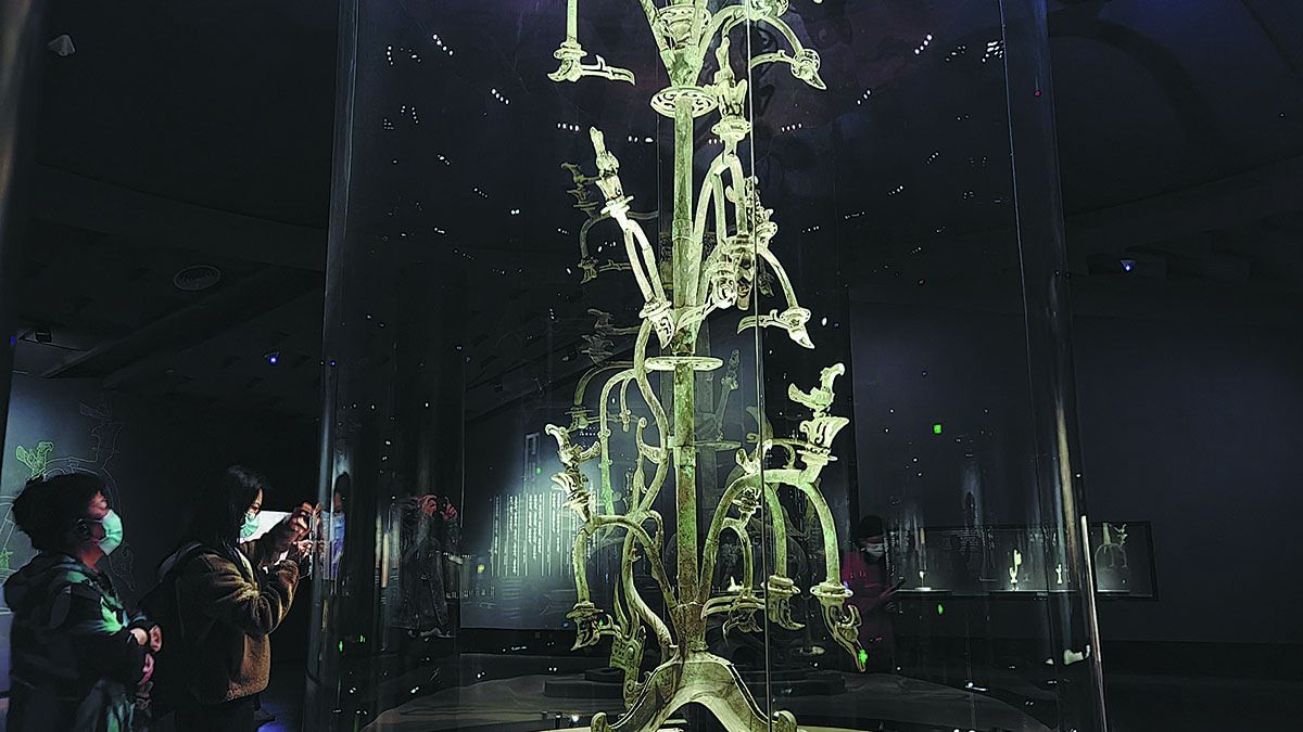 Un árbol divino de bronce, desenterrado en el sitio de Sanxingdui en 1986. WANG KAIHAO / CHINA DAILY