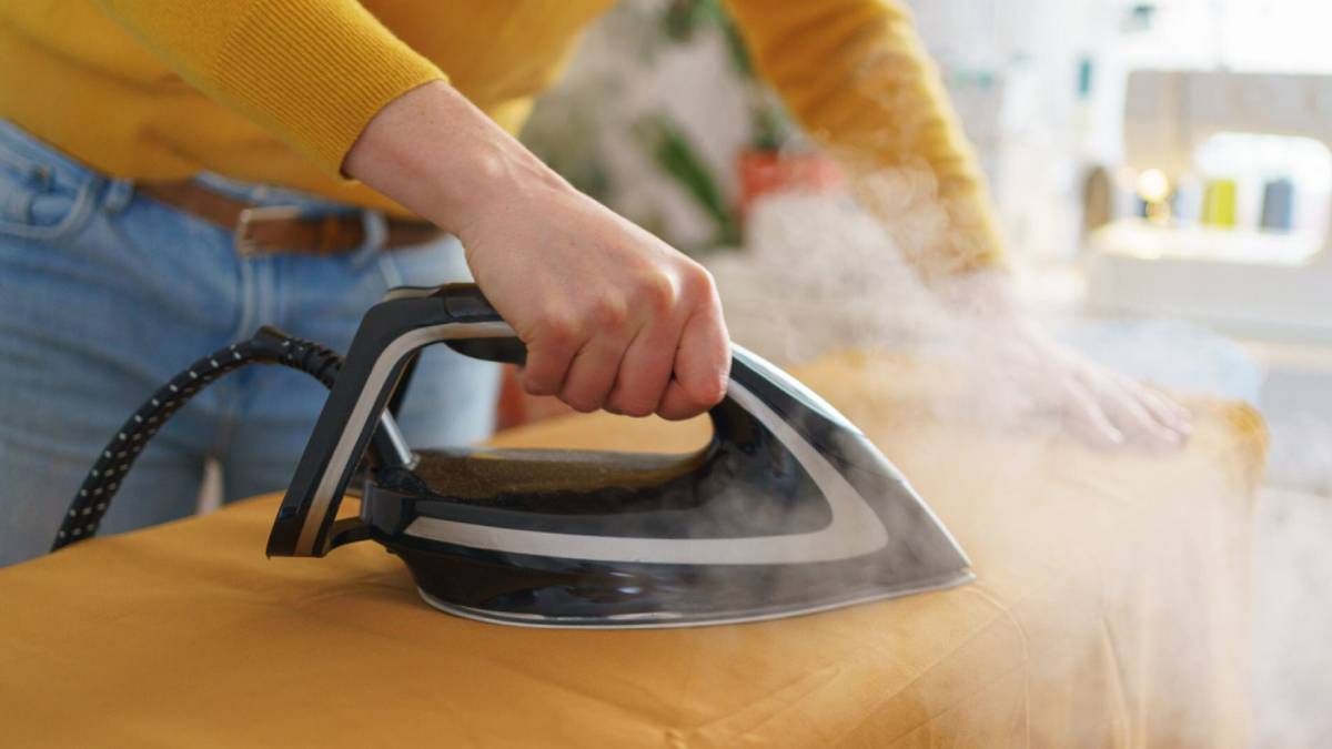 Los mejores trucos caseros para recuperar y eliminar las quemaduras de plancha en la ropa