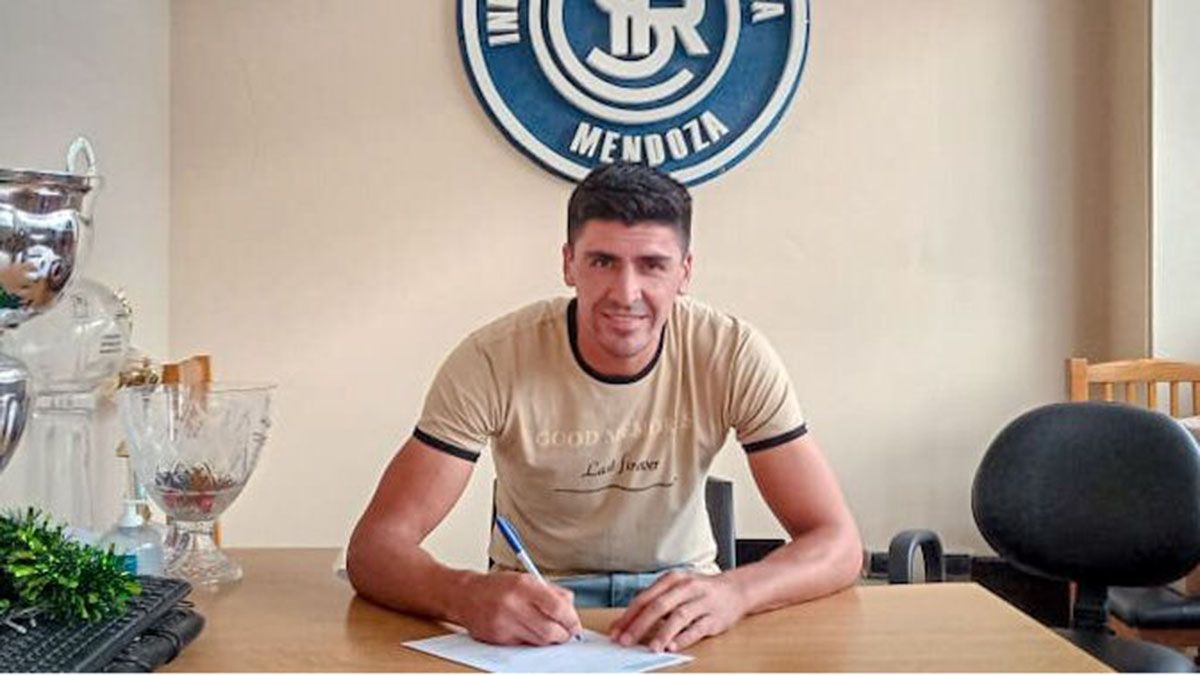 El delantero Matías Quiroga renovó contrato por un año más en Independiente Rivadavia.