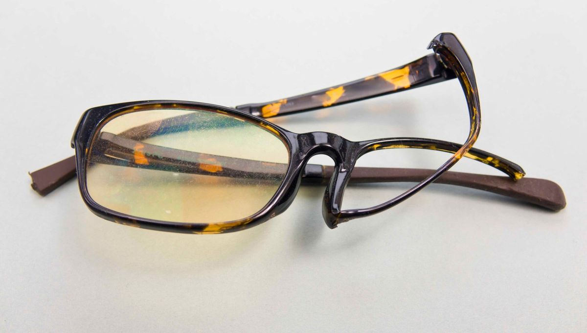 Cómo arreglar las patillas dobladas de tus lentes sin romper la montura