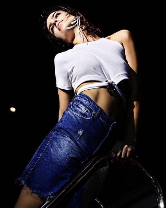 Agustina Cherri súper sensual en un video que la muestra con transparencias en la pileta