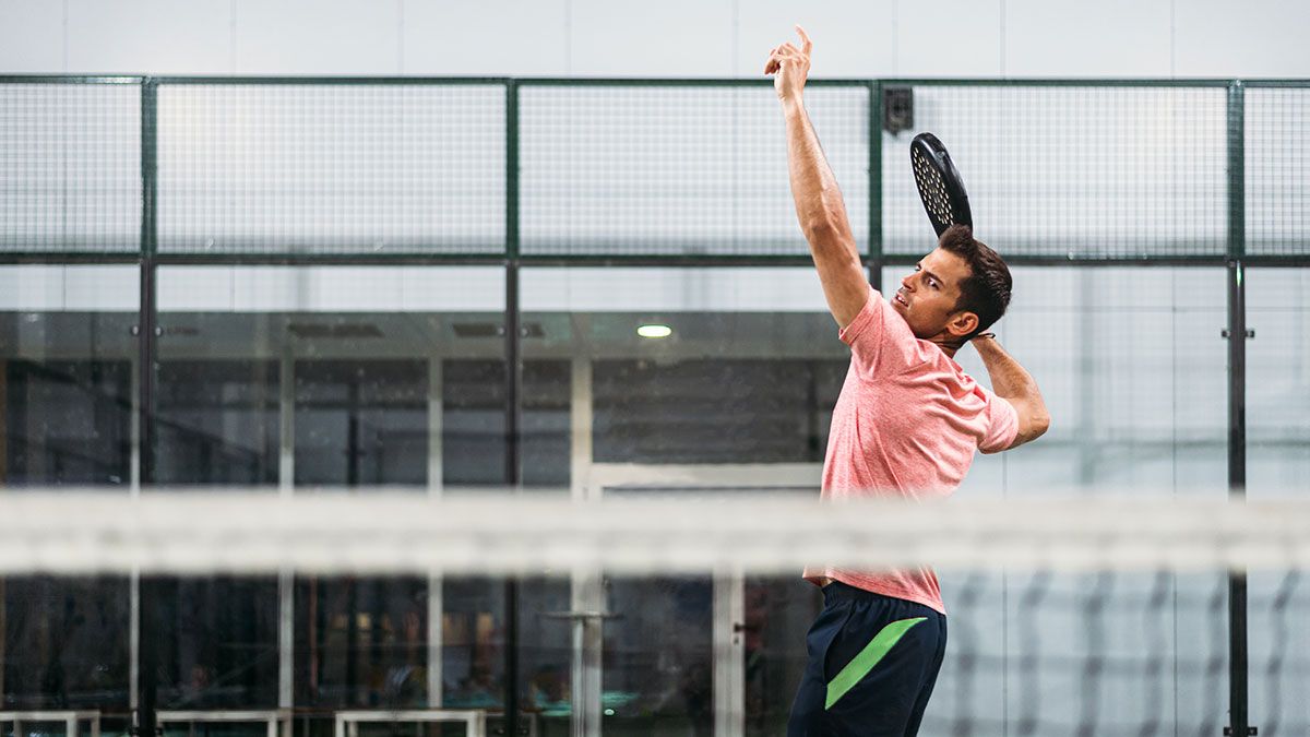 Conocer tu estilo de juego en el p&aacute;del y tu cuerpo, es fundamental a la hora de invertir en una pala. Cr&eacute;dito: Freepik.