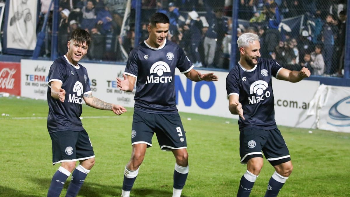 Juan Manuel Elordi a la derecha festeja su gol junto a Matías Reali y Alex Arce.