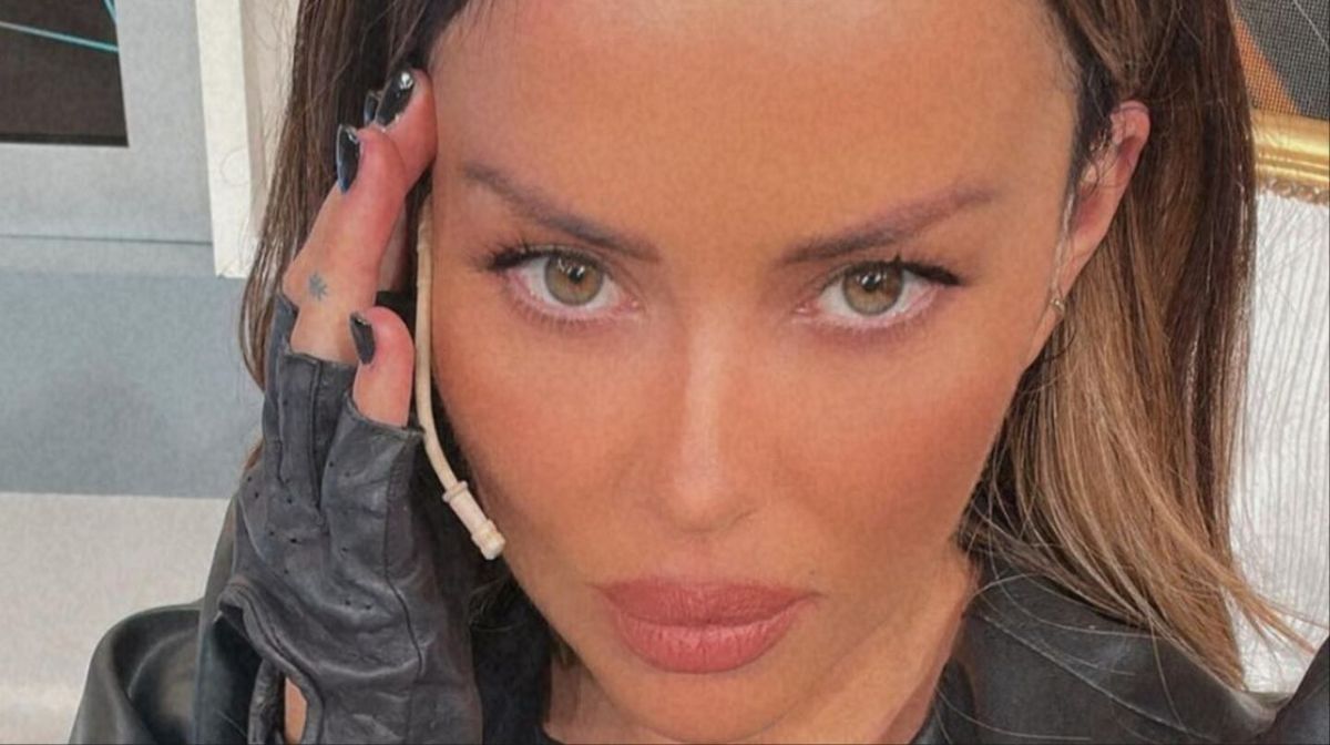 A sus 43 años, Karina Jelinek confirma que las transparencias van ultra ceñidas y mob wife
