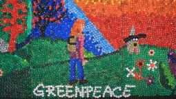 Los chicos de Greenpeace hicieron un mural con 20 mil tapitas