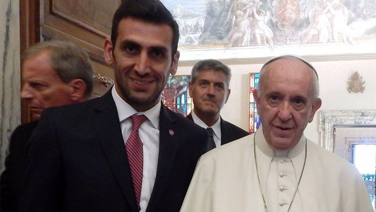 Sebastián Torrico estaba emocionado al lado del Papa Francisco.