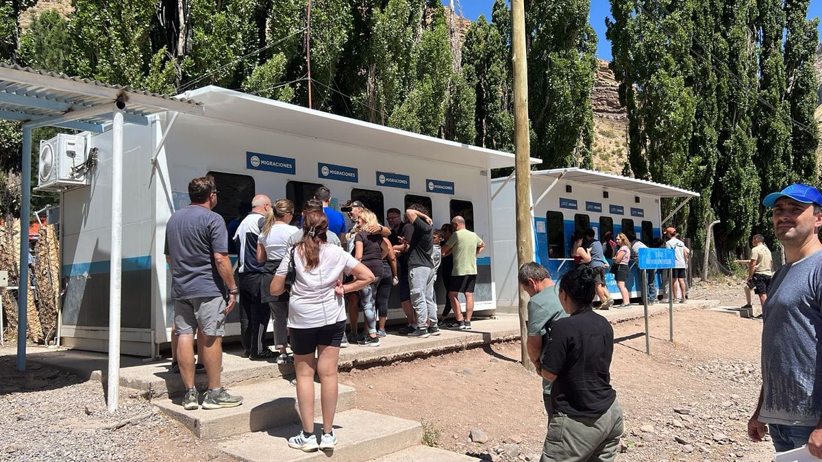 Vista de los trámites en el Paso internacional Pehuenche, que incluye Migraciones y también el control de Aduanas