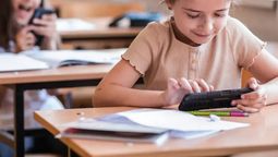 Un estudio revela que los adolescentes pasan más de 70 minutos diarios usando smartphones durante el horario escolar. Un estudio revela que los adolescentes pasan más de 70 minutos diarios usando smartphones durante el horario escolar.