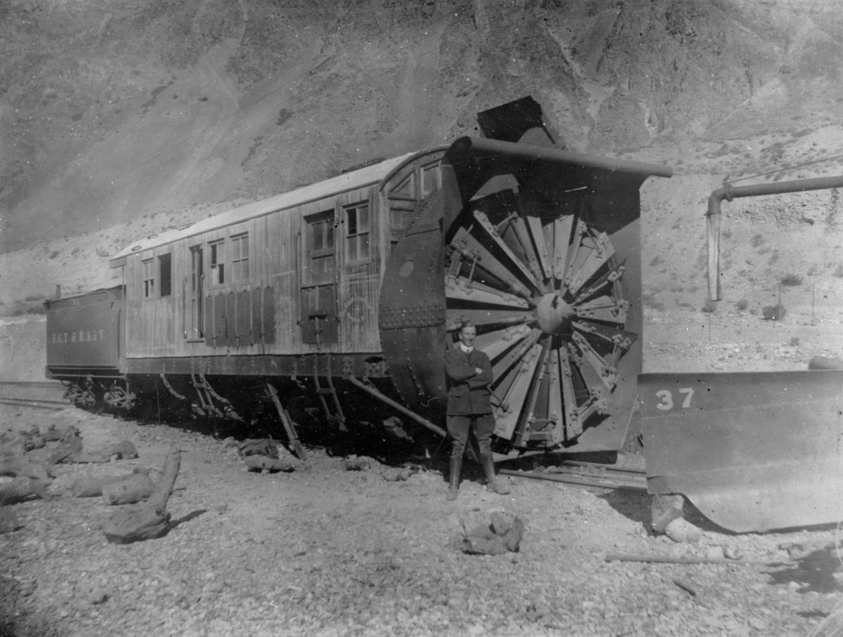 Documento histórico de Kiektik: un rotario, máquina que extraía la nieve de los rieles del tren. Documento histórico de Kiektik: un rotario, máquina que extraía la nieve de los rieles del tren.