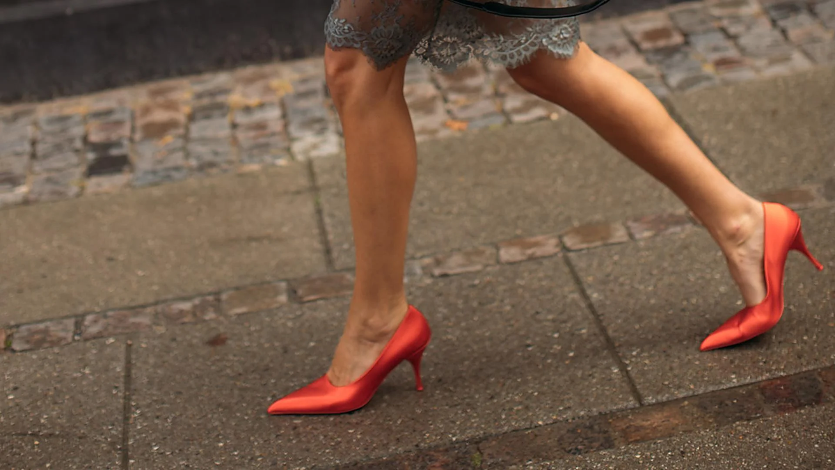 Si no estás acostumbrada a utilizar zapatos de tacón, no los uses el día de la fiesta. Si no estás acostumbrada a utilizar zapatos de tacón, no los uses el día de la fiesta.