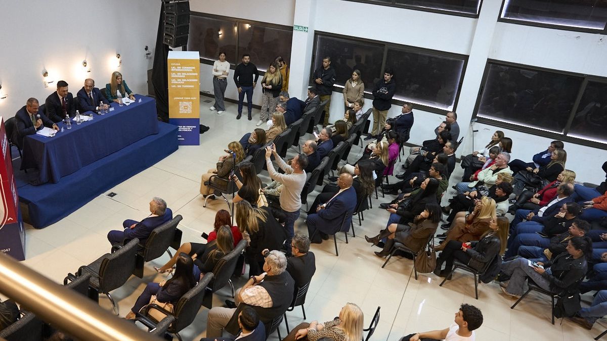 Un auditorio completo, compuesto por más de 150 personas, escuchó y preguntó al ministro de Defensa, Luis Petri. Un auditorio completo, compuesto por más de 150 personas, escuchó y preguntó al ministro de Defensa, Luis Petri.