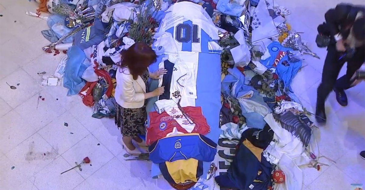 Cristina Kirchner se despidió de MAradona en la Casa Rosada y saludó a la familia.&nbsp;