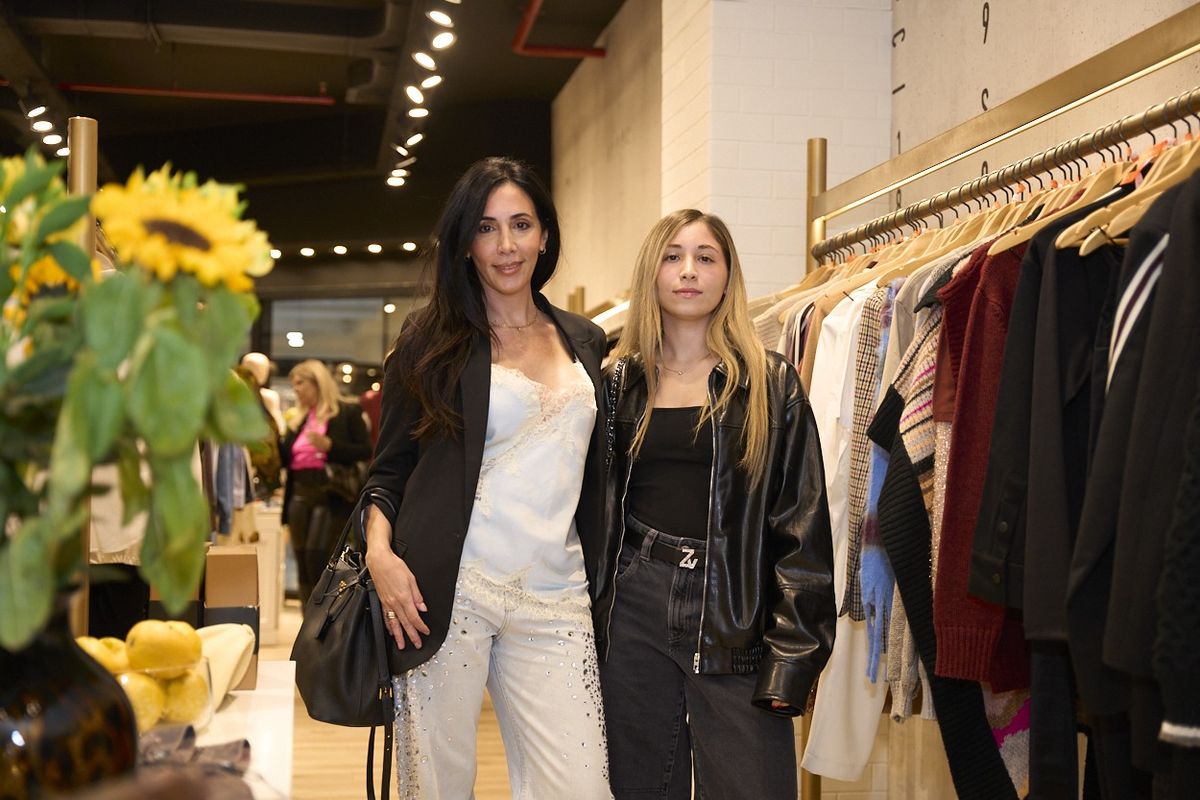 Cecilia Romano y Francine Clement, clientas de lujo de Kosiuko, visitaron el local para conocer la nueva colección “La Felicità”. Foto: Axel Lloret/Diario UNO. Cecilia Romano y Francine Clement, clientas de lujo de Kosiuko, visitaron el local para conocer la nueva colección “La Felicità”. Foto: Axel Lloret/Diario UNO.