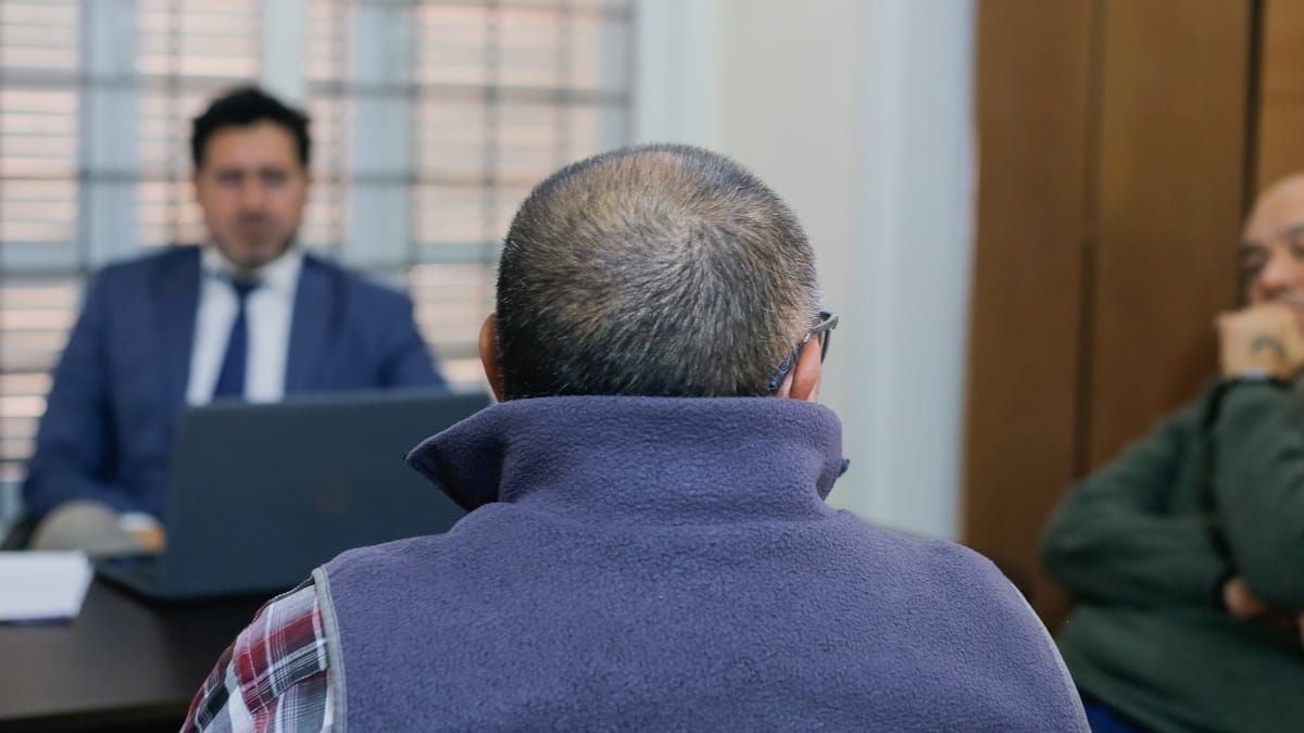 Leonardo Rivera (de espaldas) fue absuelto por la Suprema Corte. Aquí, con el abogado Rogelio Sáez y Diario UNO. Fotos: Nicolás Ríos Leonardo Rivera (de espaldas) fue absuelto por la Suprema Corte. Aquí, con el abogado Rogelio Sáez y Diario UNO. Fotos: Nicolás Ríos