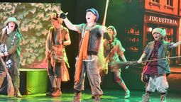 Con más de 20 artistas en escena, el musical La casa de al lado - Yo Soy ofrece funciones diarias en el Teatro Plaza estas vacaciones.