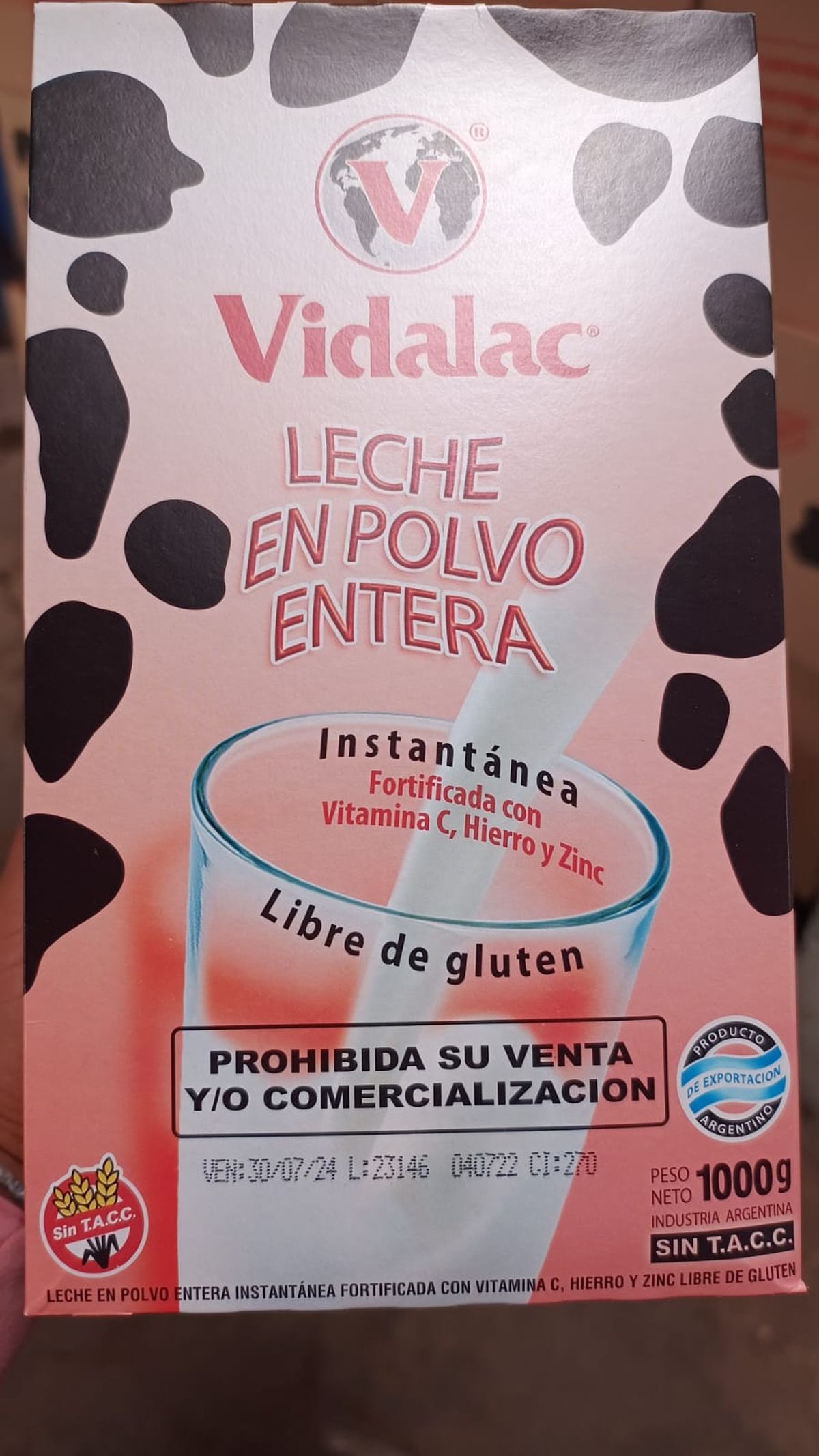 Los sachets de leche que entregan los merenderos tienen la inscripción que prohíbe su venta al público. Los sachets de leche que entregan los merenderos tienen la inscripción que prohíbe su venta al público.