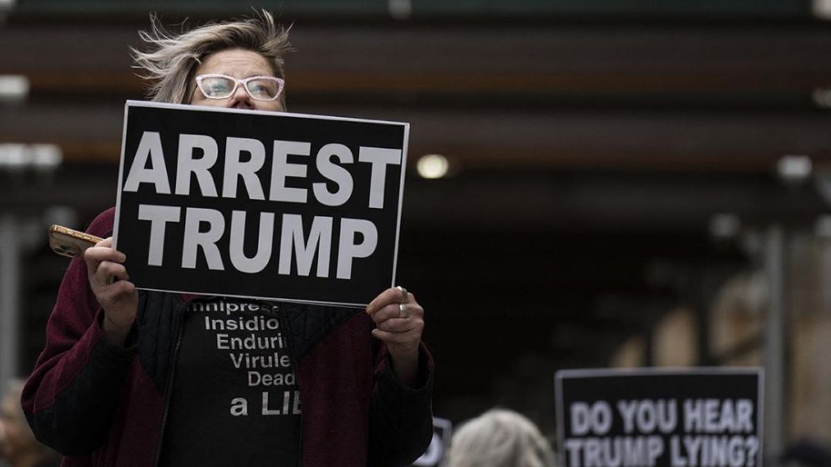 El ex presidente Donald Trump se declaró no culpable de 34 cargos, fue arrestado y luego quedó libre