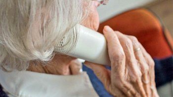 Le hicieron el cuento del tío a una mujer de 78 años y le robaron más de 11.000 dólares