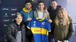 Lautaro Pastrán posa con su familia.
