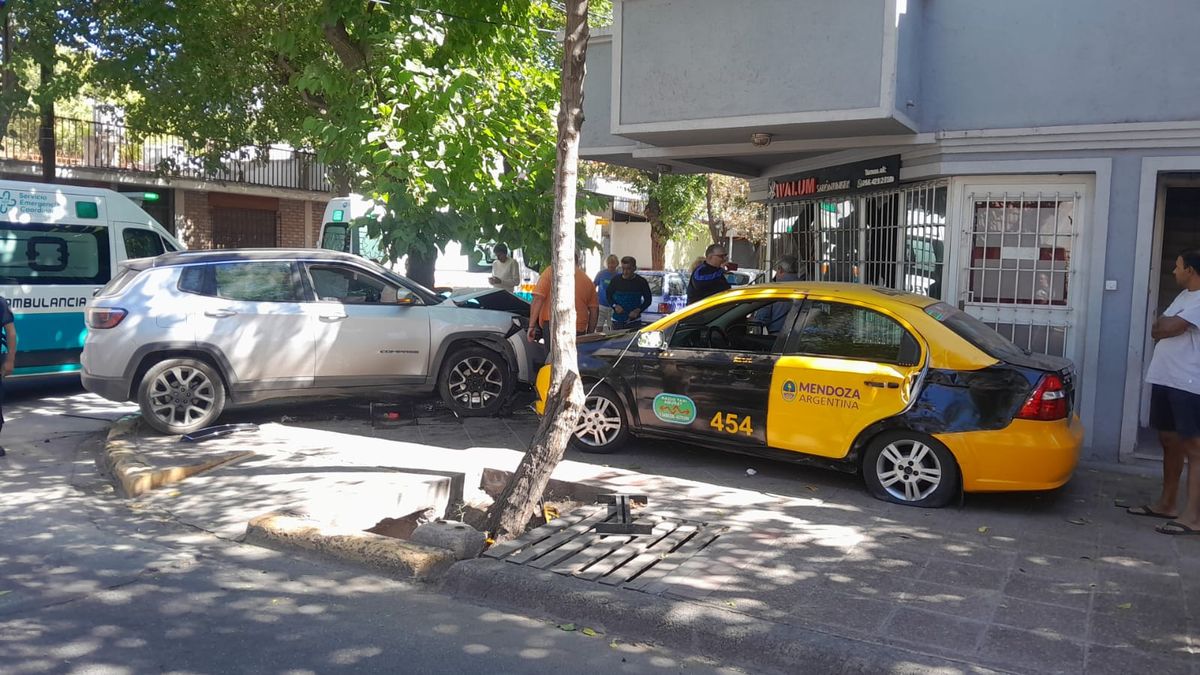 Una camioneta y un taxi chocaron en la Cuarta Sección de Ciudad. Una camioneta y un taxi chocaron en la Cuarta Sección de Ciudad.