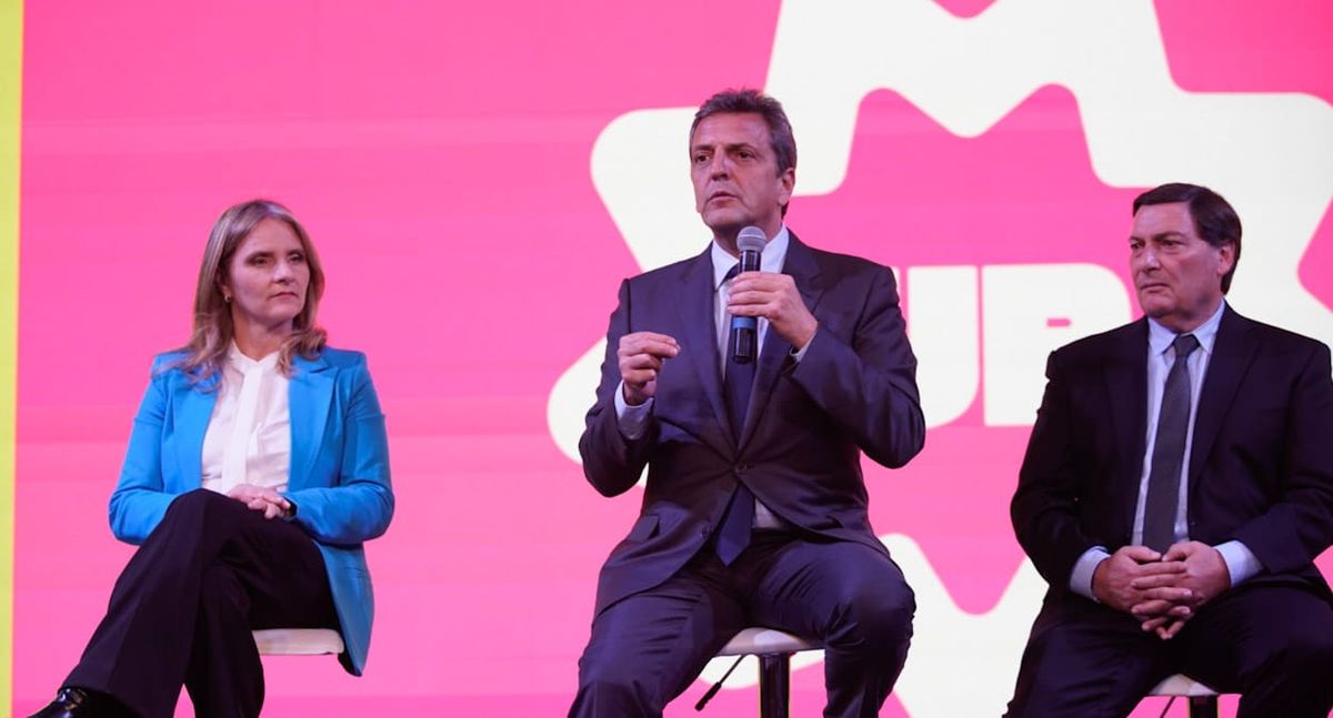 Massa en la conferencia ante los empresarios de Mendoza. A su derecha, la candidata a diputada nacional Amalia Granata. A su izquierda, Omar Parisi. Massa en la conferencia ante los empresarios de Mendoza. A su derecha, la candidata a diputada nacional Amalia Granata. A su izquierda, Omar Parisi.