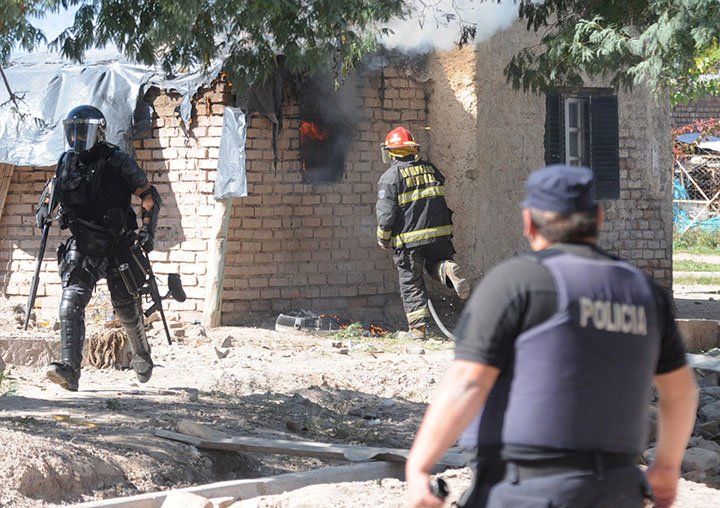 Un homicidio provocó una batalla campal entre vecinos y policías y una casa incendiada