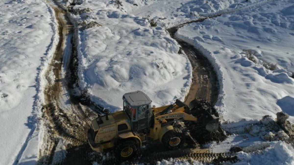 Más de un metro de nieve afectó la transitabilidad de los caminos en toda la zona montañosa de Mendoza. Más de un metro de nieve afectó la transitabilidad de los caminos en toda la zona montañosa de Mendoza.