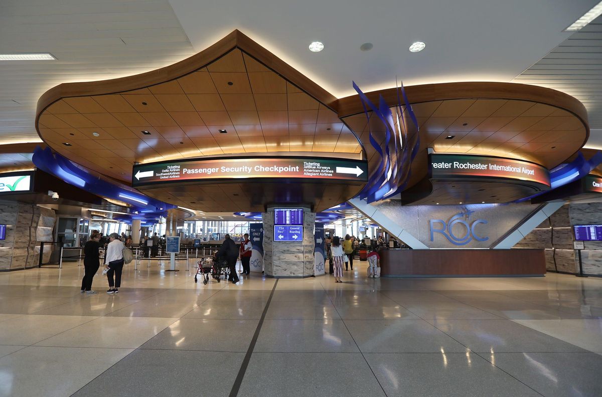 En el séptimo lugar, el aeropuerto de Rochester fue elogiado por sus comodidades para los viajeros y por el mural del legado de Frederick Douglass. En el séptimo lugar, el aeropuerto de Rochester fue elogiado por sus comodidades para los viajeros y por el mural del legado de Frederick Douglass.