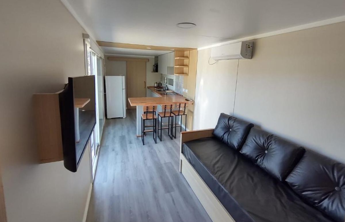 Living, al igual que toda la casa container, está bien equipado. Living, al igual que toda la casa container, está bien equipado.