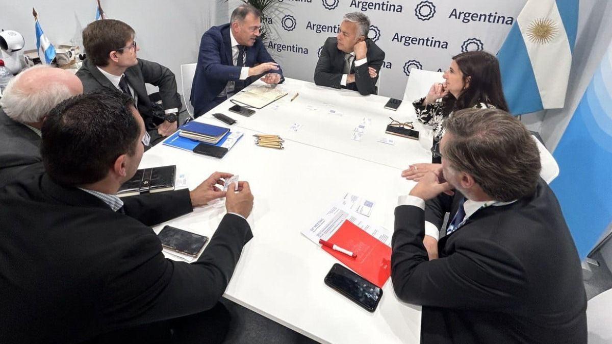 Cornejo y Testa durante la reunión que mantuvieron el miércoles con empresas aéreas. Cornejo y Testa durante la reunión que mantuvieron el miércoles con empresas aéreas.