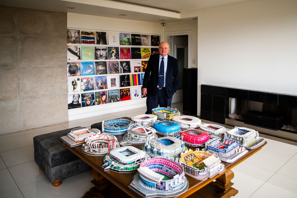 El abogado y contador posa en el living de su casa, junto a su colección de maquetas de emblemáticos estadios internacionales de fútbol. El abogado y contador posa en el living de su casa, junto a su colección de maquetas de emblemáticos estadios internacionales de fútbol.