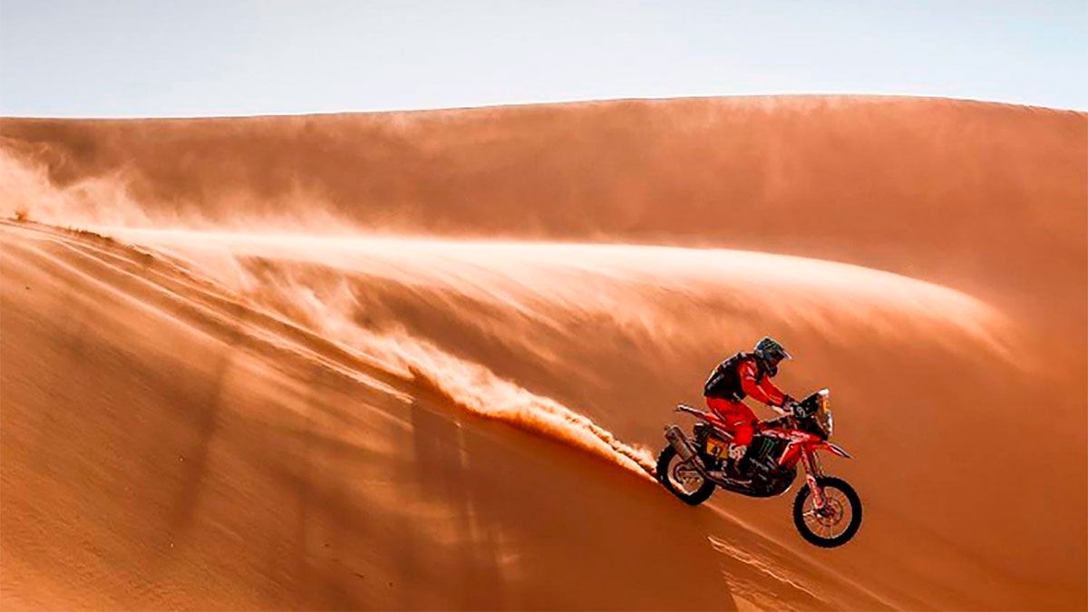 El salteño Kevin Benavides finaliza tercero en la décima etapa y lidera en motos.