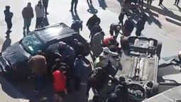 dos autos cayeron desde el puente del acceso este y alberdi