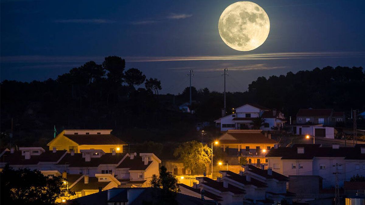 Hoy se podrá observar una luna llena súper brillante.