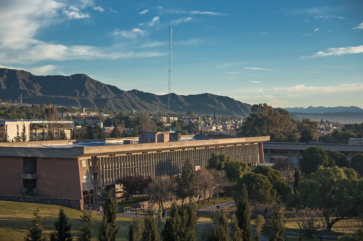 La licenciatura en Comunicación Social funciona en la Facultad de Ciencias Políticas y Sociales de la UNCuyo. La licenciatura en Comunicación Social funciona en la Facultad de Ciencias Políticas y Sociales de la UNCuyo.