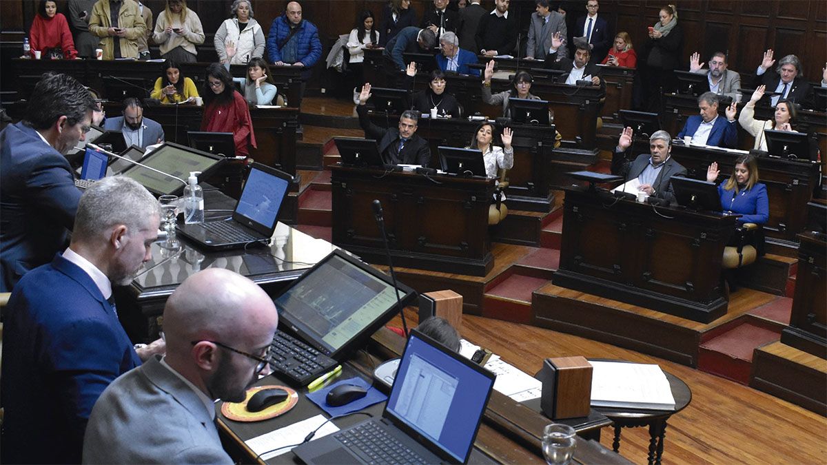 Manos alzadas. El oficialismo vuelve a necesitar el apoyo del PJ para reestructurar la deuda provincial.