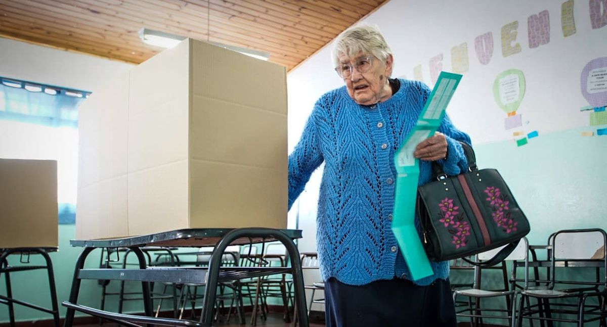 Una mujer llega con su boleta al biombo dispuesto para el debut del nuevo sistema.