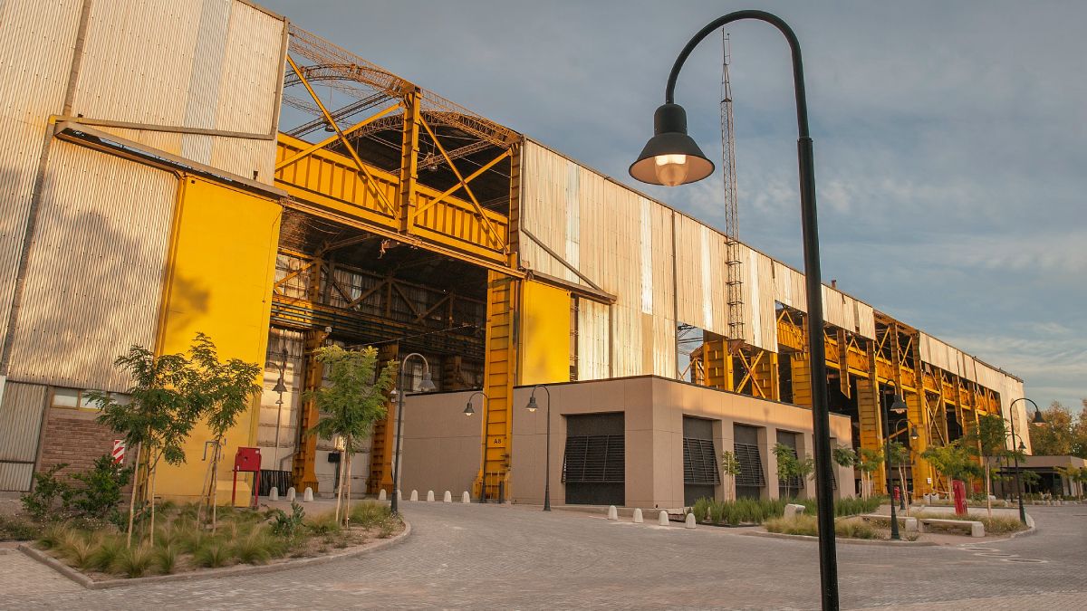 Grandes espacios y estacionamiento propio de gran capacidad son los atractivos para este paseo de compras relacionado con la gastronomía en Godoy Cruz.