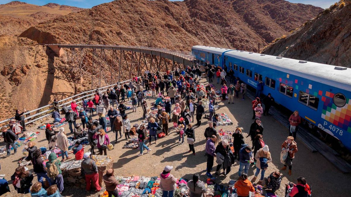 El recorrido en el Tren de las Nubes se inicia sobre el mediodía, pero antes hay otras actividades durante un recorrido en ómnibus El recorrido en el Tren de las Nubes se inicia sobre el mediodía, pero antes hay otras actividades durante un recorrido en ómnibus