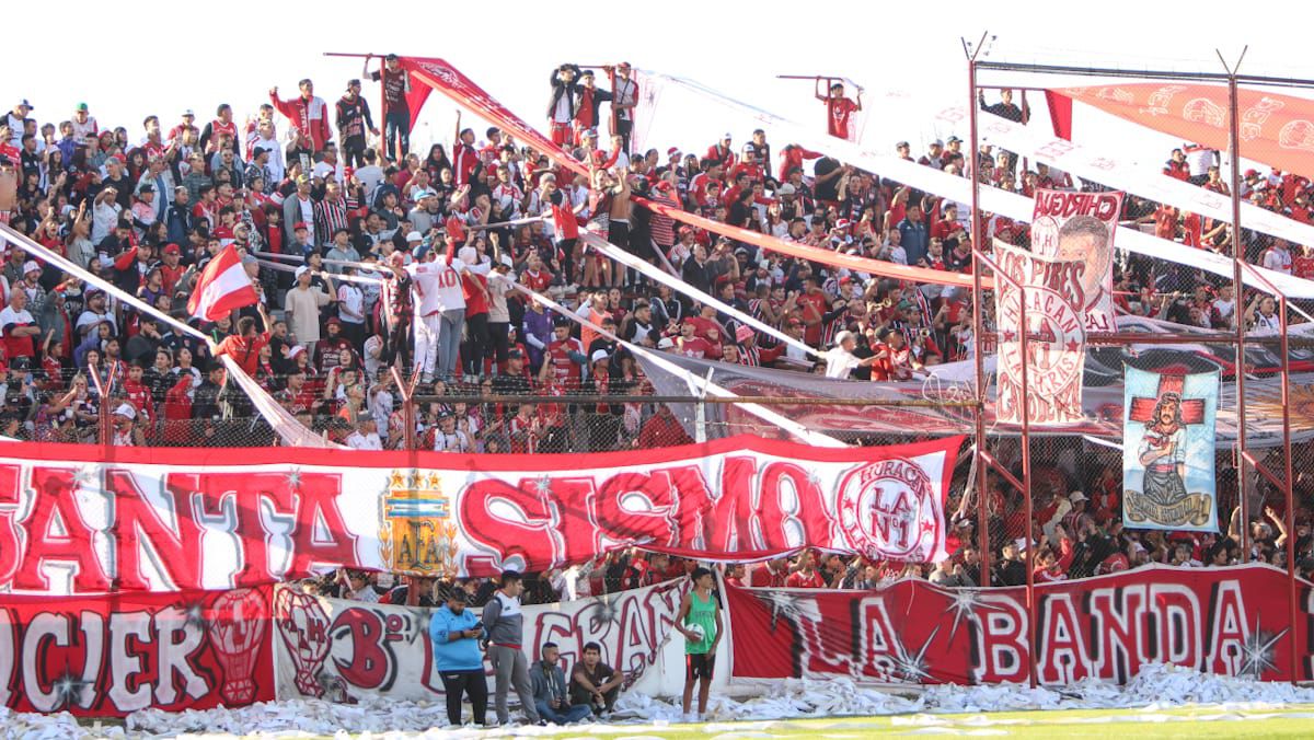 Huracán Las Heras contó con el aliento de sus hinchas ante el Atlético San Martín. Huracán Las Heras contó con el aliento de sus hinchas ante el Atlético San Martín.