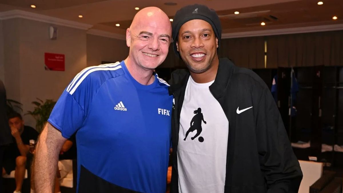 Ronaldinho junto al presidente de FIFA; Gianni Infantino.