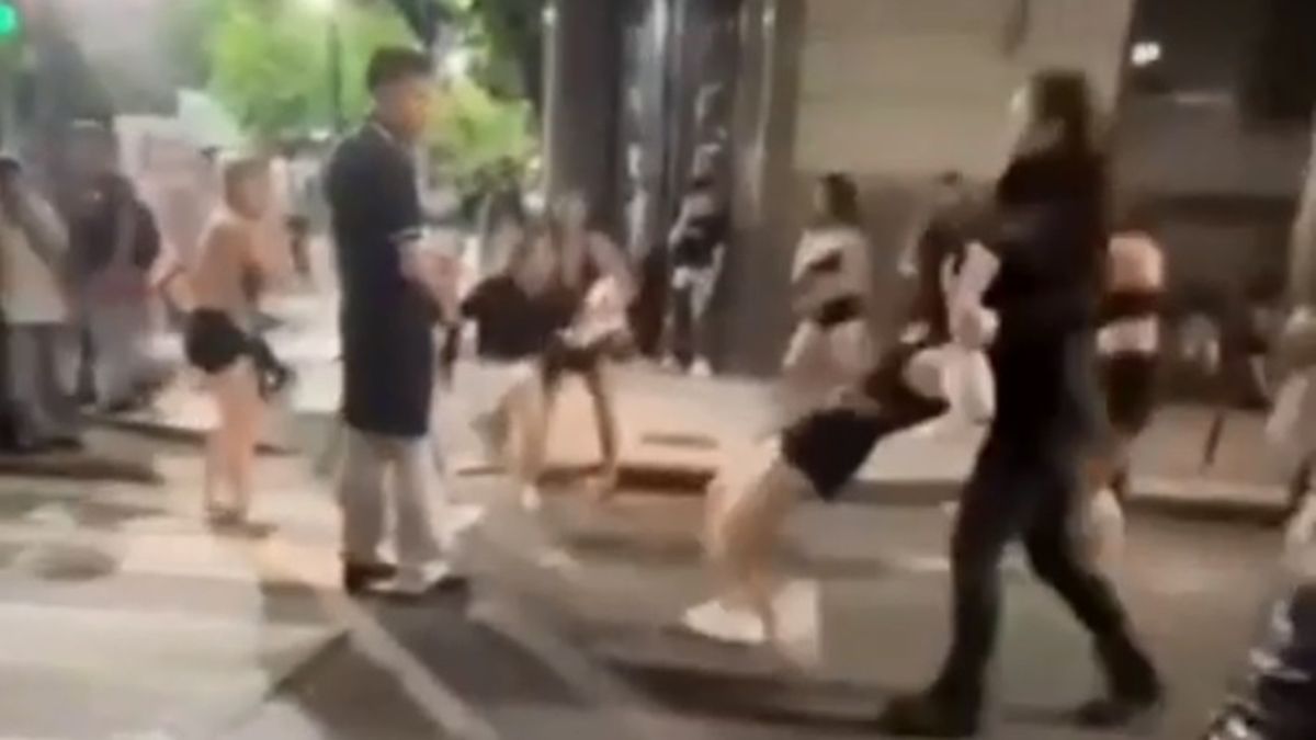 Dos chicas fueron internadas tras una violenta pelea de un grupo de jóvenes a la salida de un boliche. Una de ellas fue pateada en el piso. Dos chicas fueron internadas tras una violenta pelea de un grupo de jóvenes a la salida de un boliche. Una de ellas fue pateada en el piso.