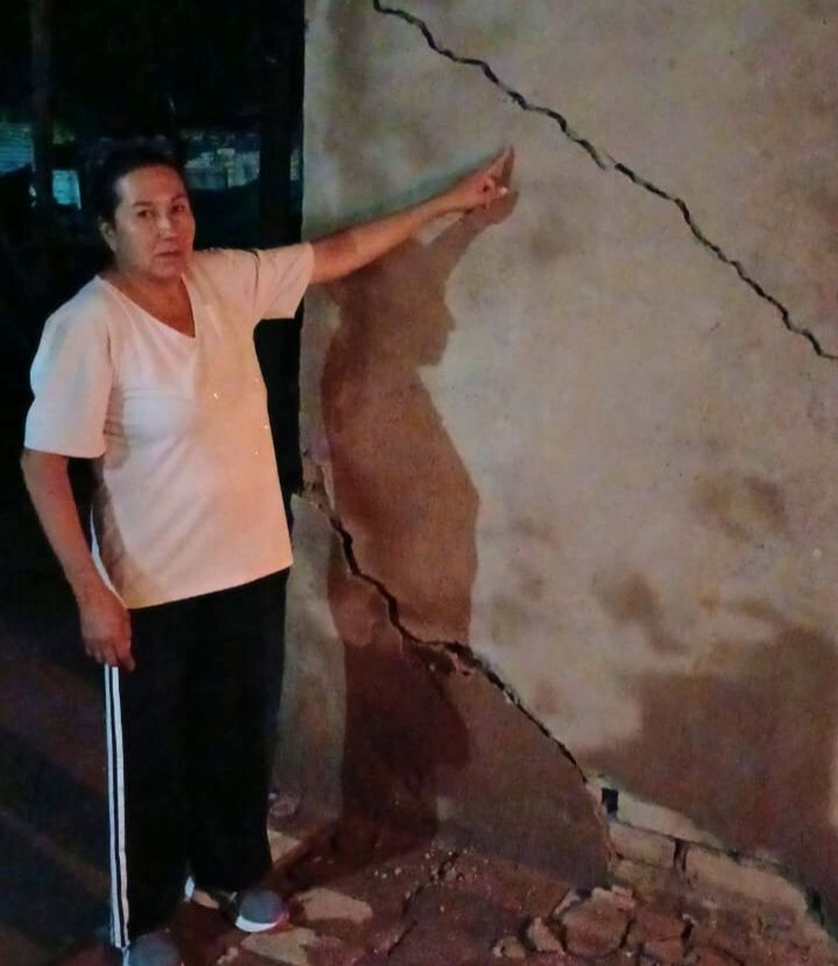 La casa crujía como si se fuera a partir: el drama de Juana Aguirre mientras Defensa Civil atendía derrumbes