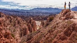 Los paisajes brutales que ofrece el pueblo de Angastaco. Los paisajes brutales que ofrece el pueblo de Angastaco.