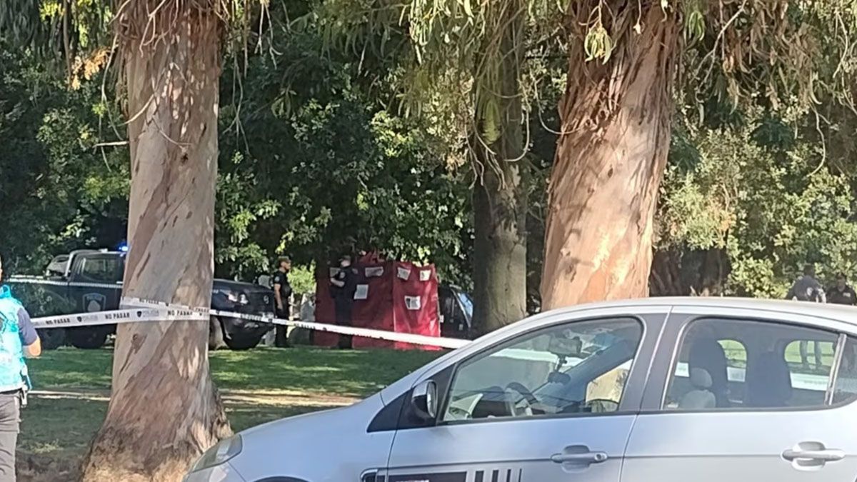 Macabro: un hombre fue encontrado muerto en un parque con un cuchillo clavado en el pecho