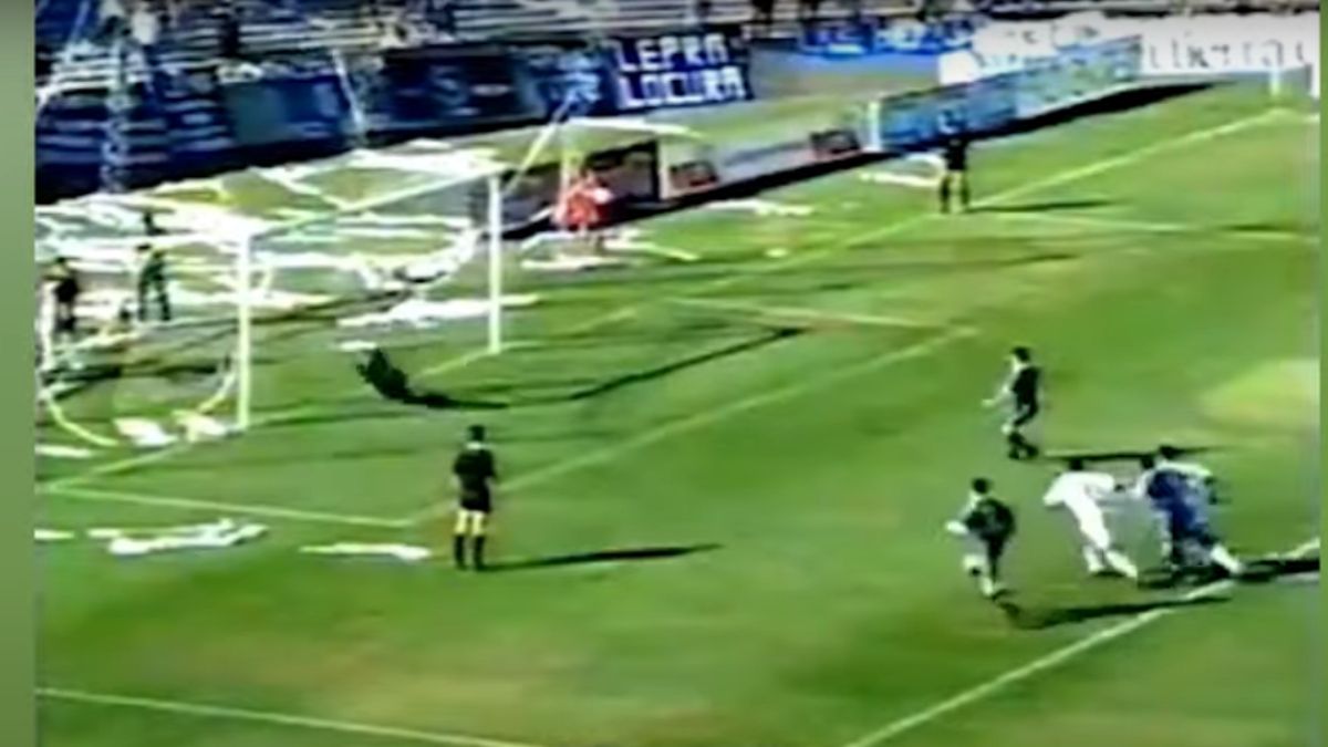 El Pitu Canedo abrió el marcador para Independiente Rivadavia con un penal frente a Claudio Buby Manchado. Luego el leproso iría al arco en los minutos finales. El Pitu Canedo abrió el marcador para Independiente Rivadavia con un penal frente a Claudio Buby Manchado. Luego el leproso iría al arco en los minutos finales.