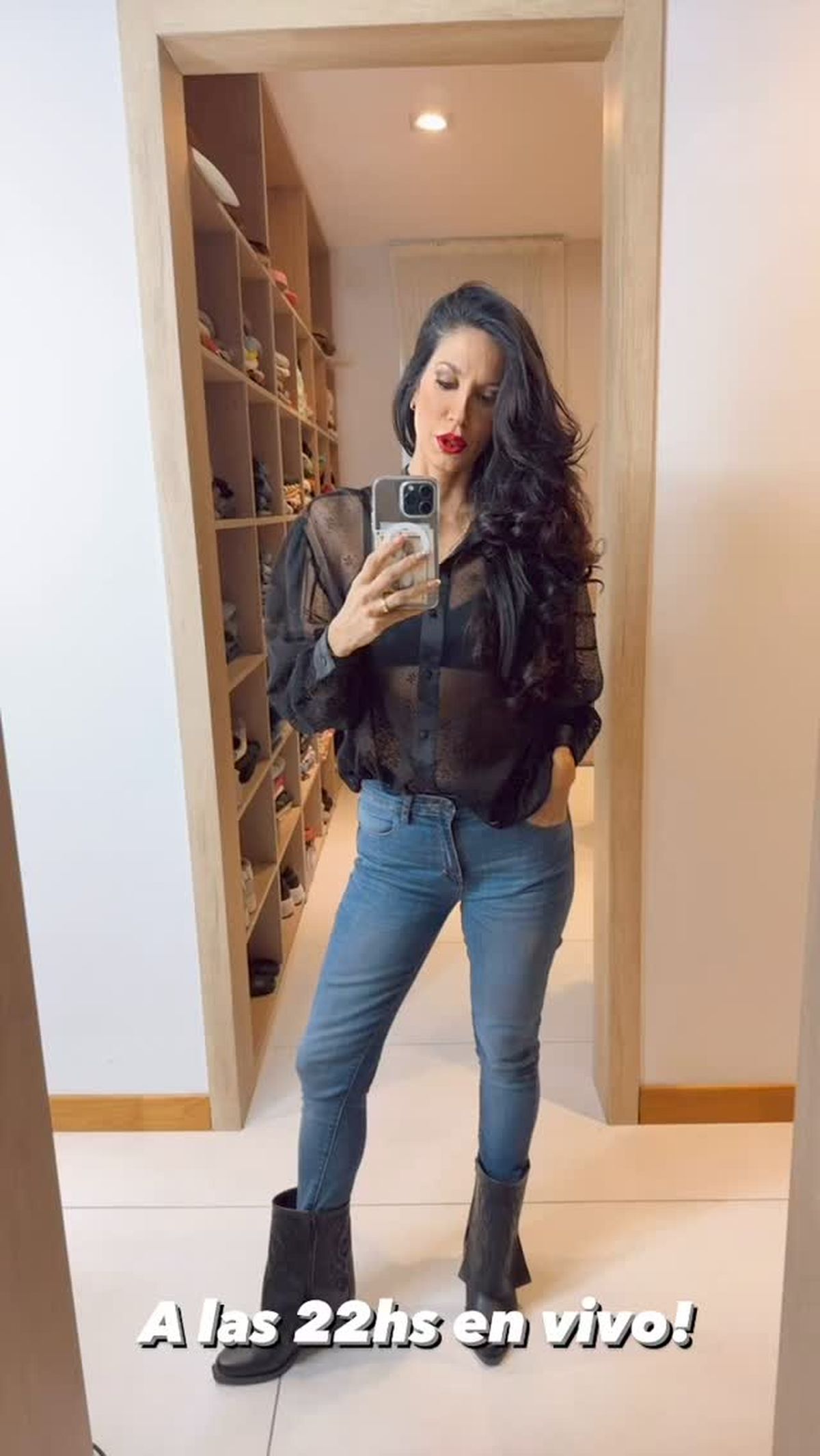 Silvina Escudero decreta que las transparencias dejan ver la ropa interior. Silvina Escudero decreta que las transparencias dejan ver la ropa interior.